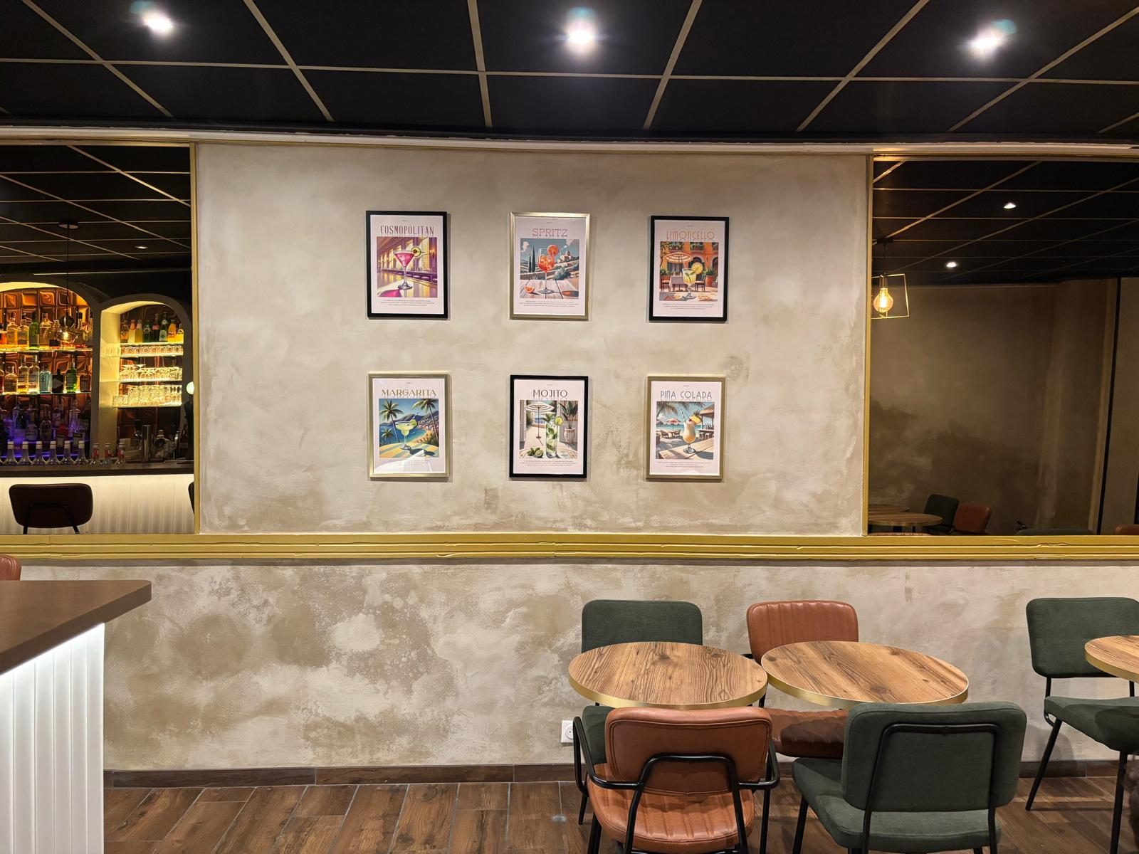 Le coin lounge et ses affiches de cocktails