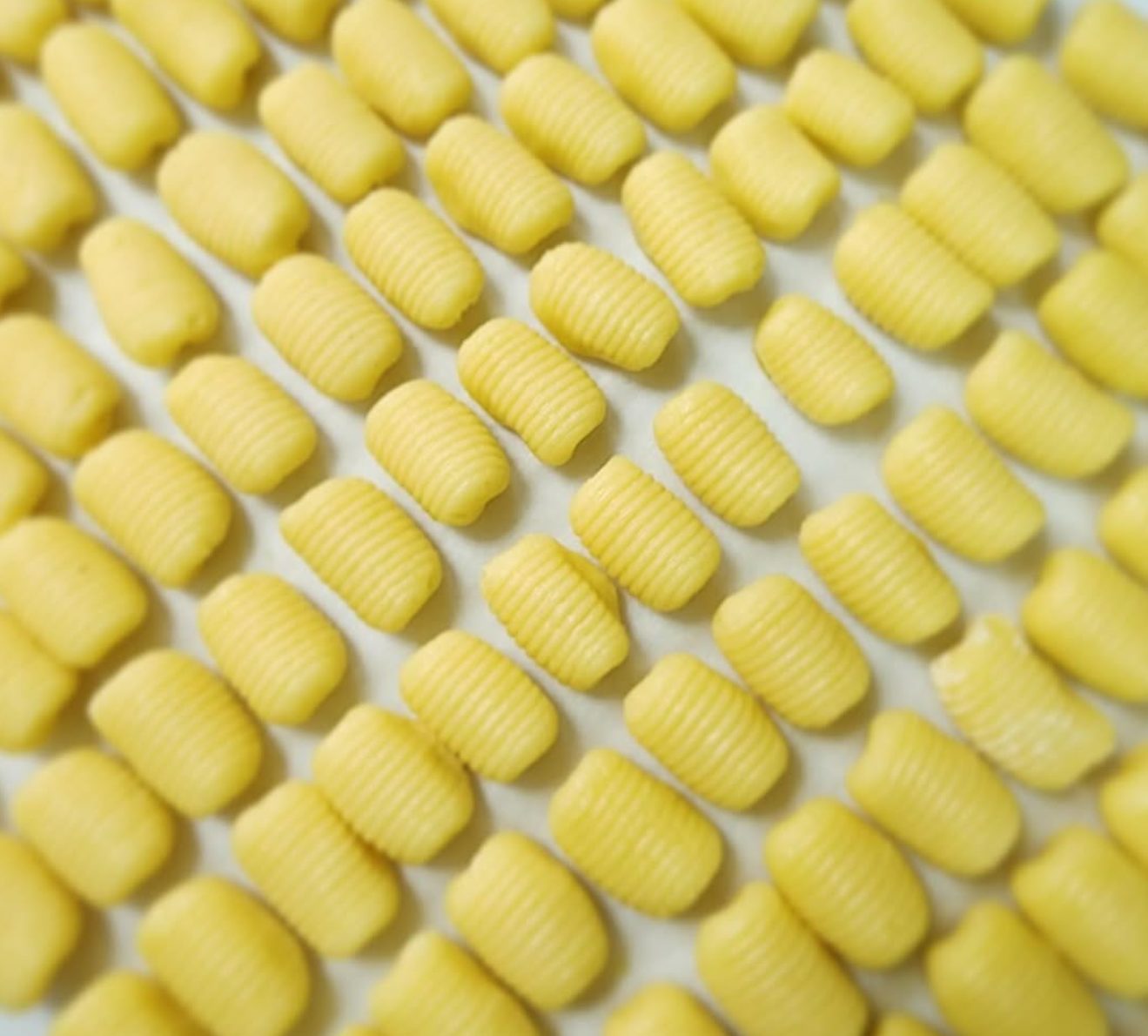 Gnocchi maison alignés avant cuisson