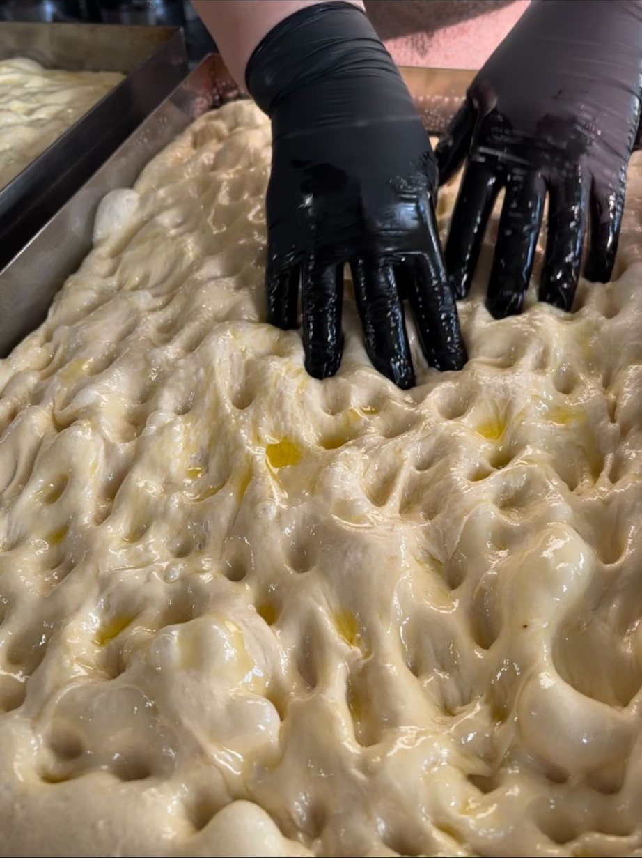 Pain focaccia maison en cours de levée
