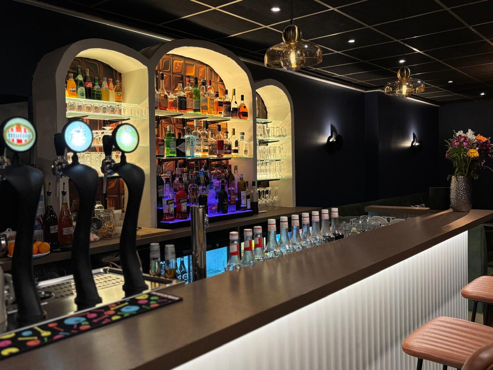 Le bar et ses arches rétroéclairées