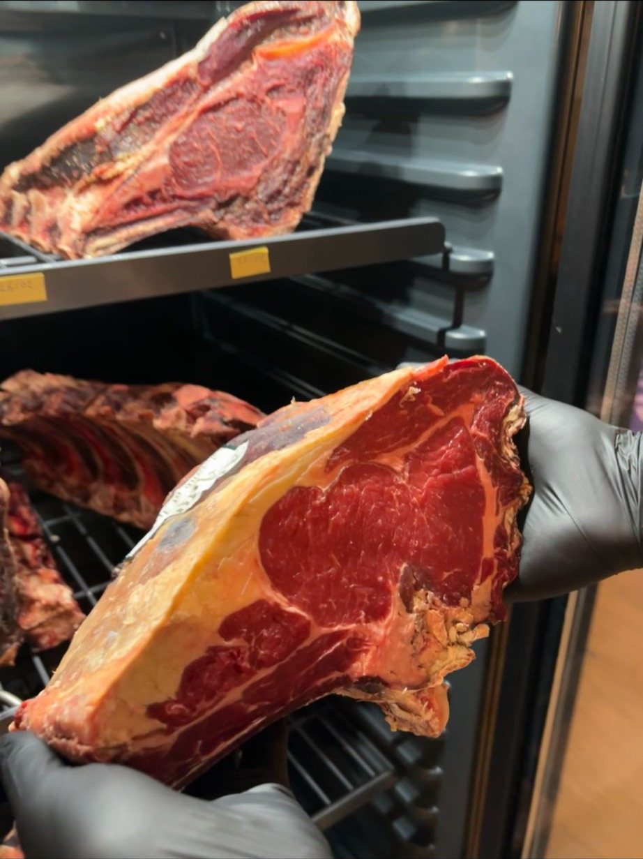 Côtes de bœuf dans la cave de maturation