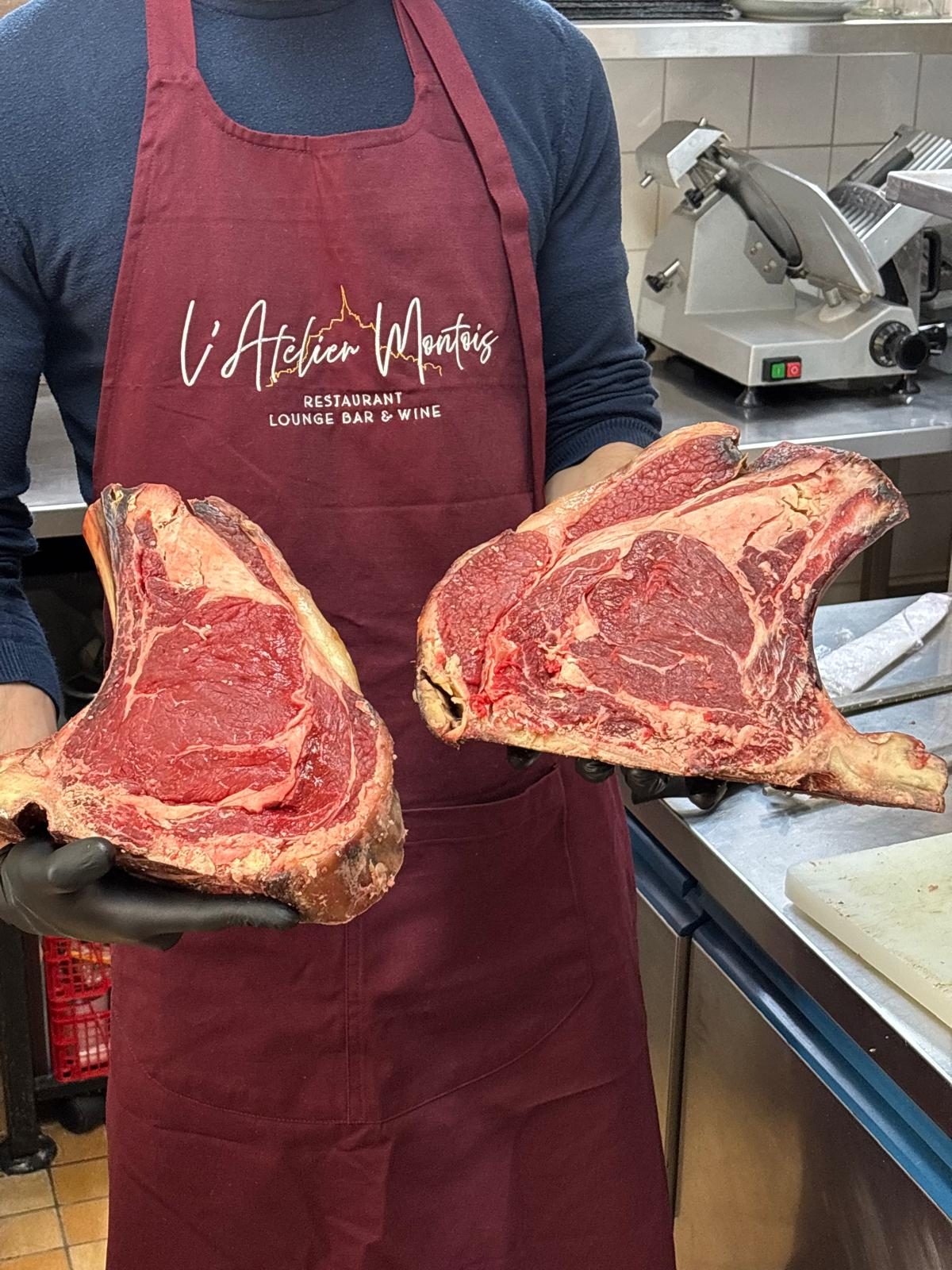 Le chef présente deux côtes de bœuf maturées