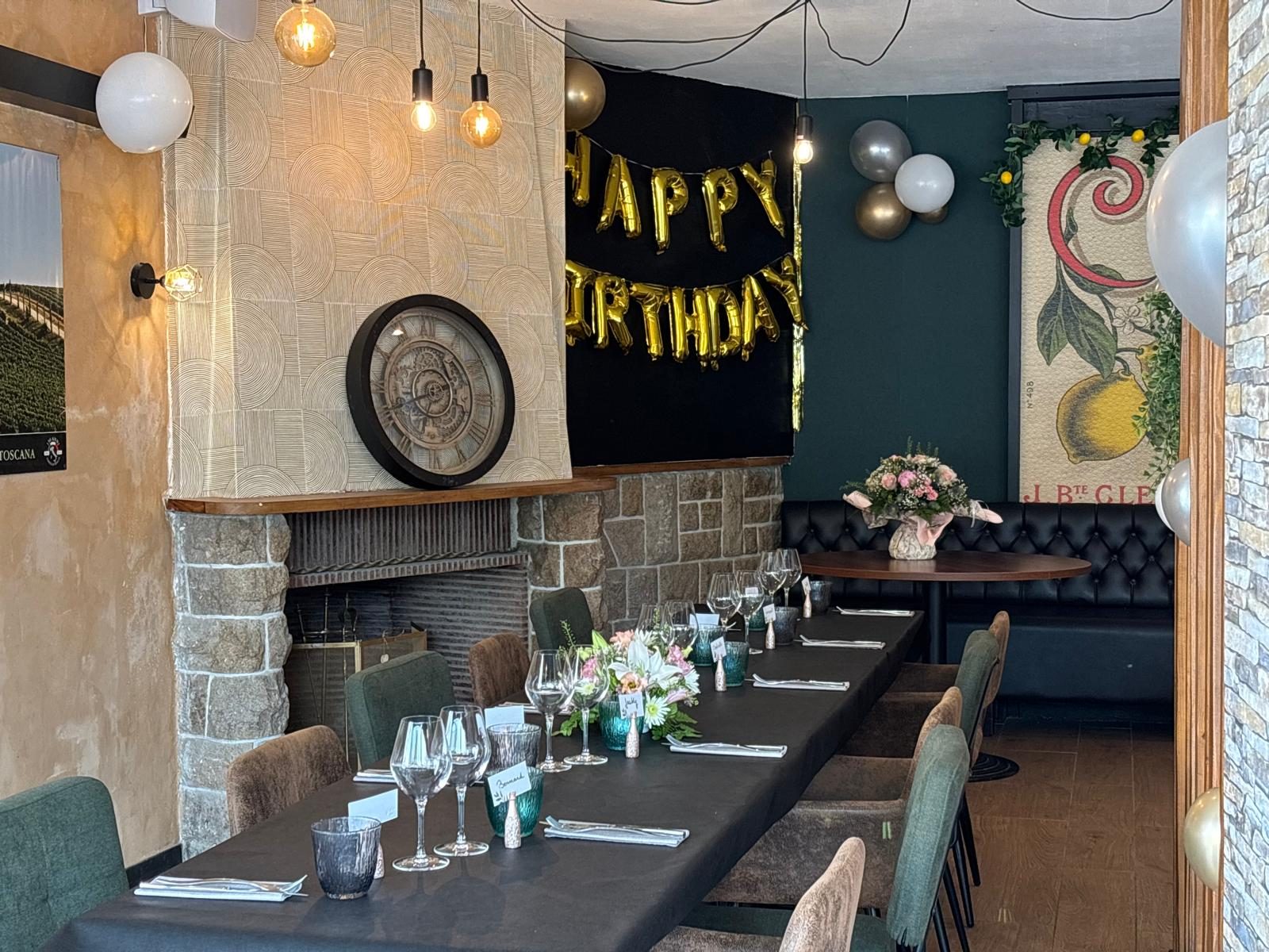 La salle décorée pour un anniversaire