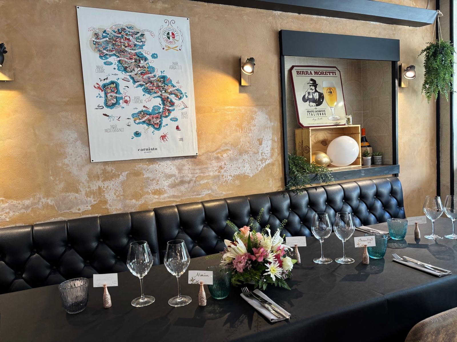 La salle de L'Atelier Montois, banquette et carte de l'Italie