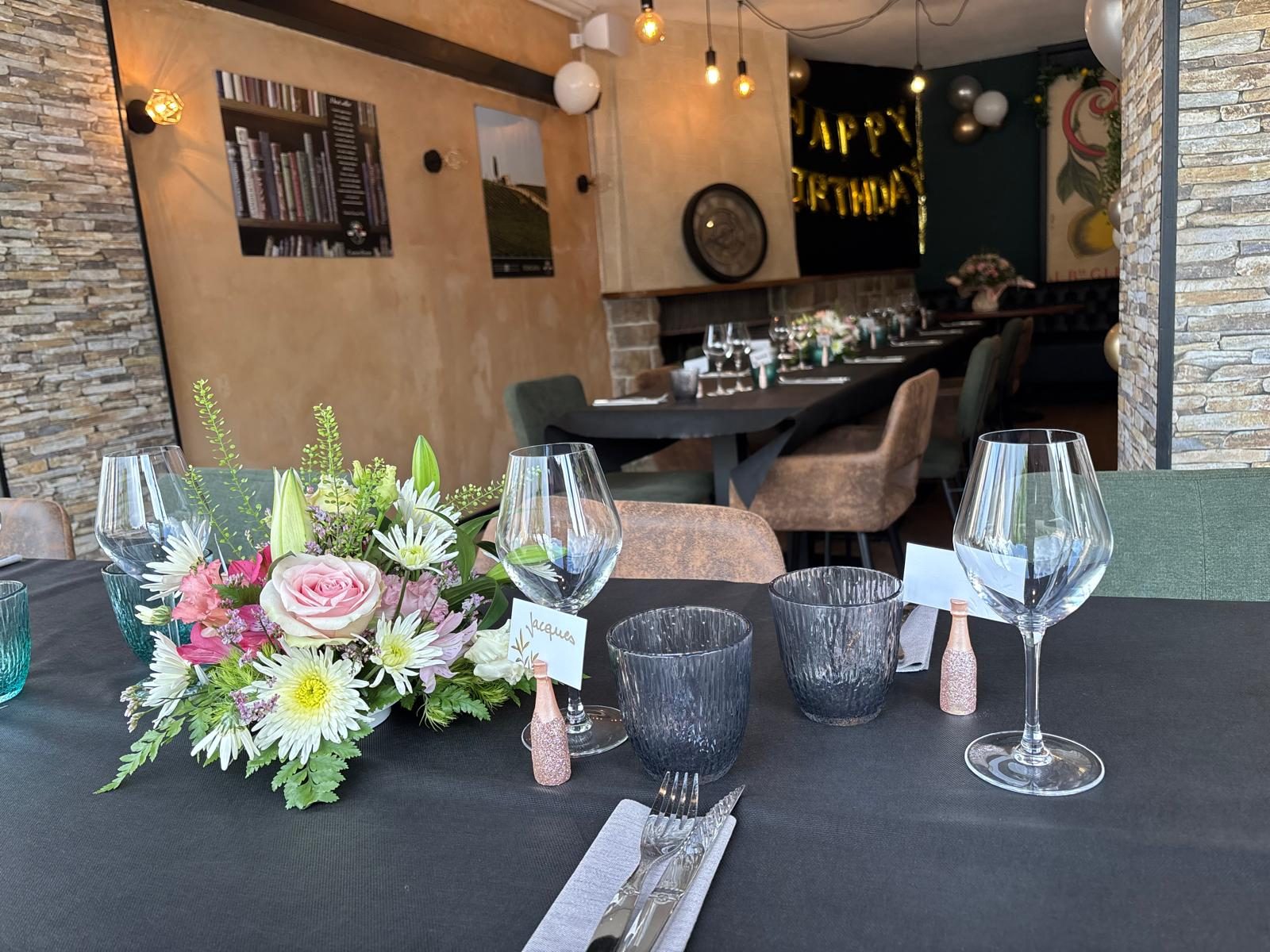Table fleurie dressée pour une fête