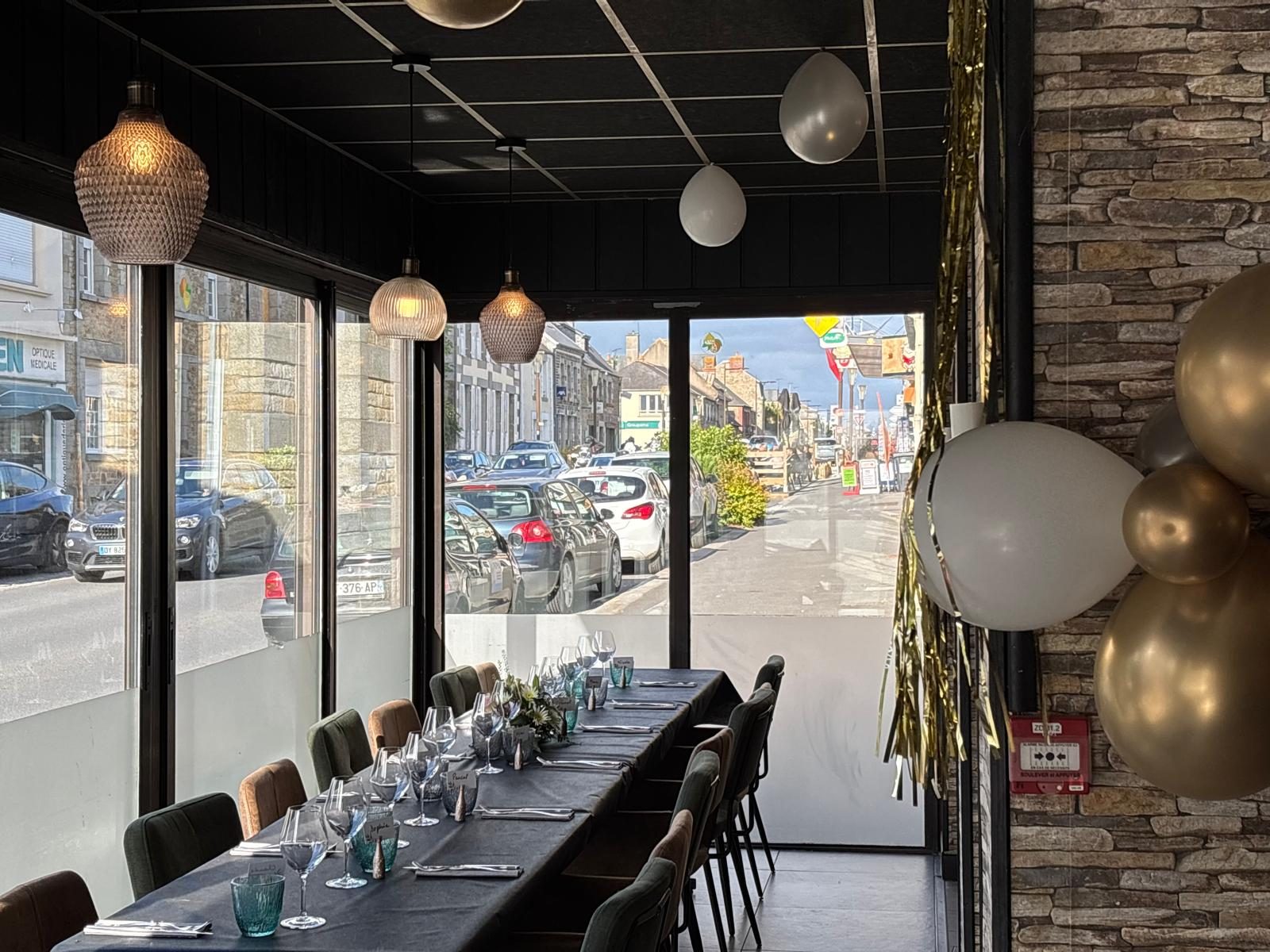 La grande table dressée devant la vitrine