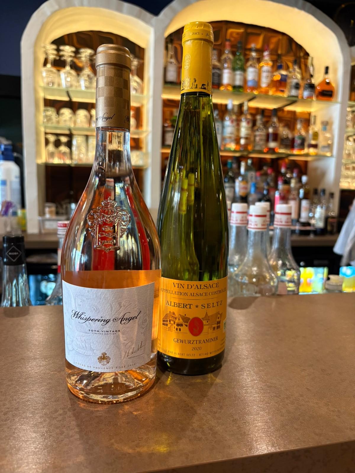 Deux bouteilles sur le comptoir du bar, devant les arches